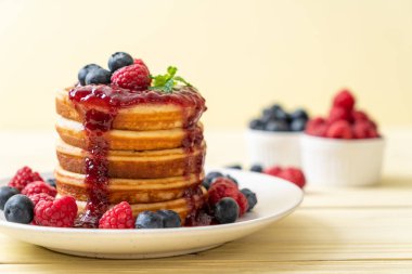 Taze ahududu ve yabanmersinli gözleme.