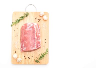 Beyaz arka planda izole edilmiş taze domuz filetosu.