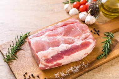 taze domuz ham filetosu ahşap tahta üzerinde