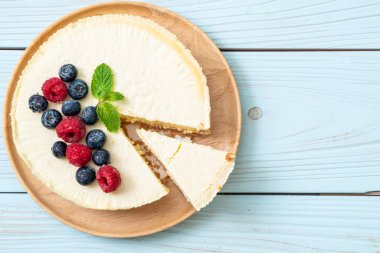 Ev yapımı cheesecake taze ahududu ve yaban mersini ile