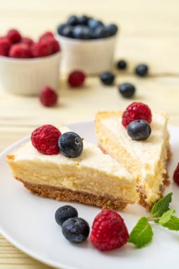 Ev yapımı cheesecake taze ahududu ve yaban mersini ile