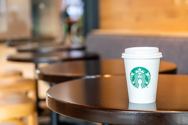 Bangkok Tailandia Junio 2018 Starbucks Café Caliente Con Soporte Sobre — Foto de Stock