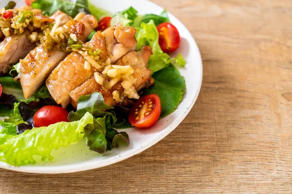 Frango Grelhado Com Salada Vegetal Estilo Comida Saudável — Fotografia de Stock