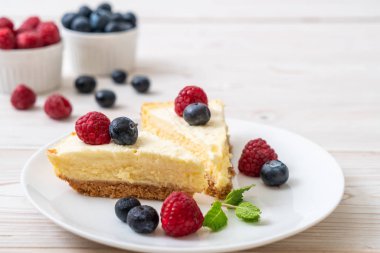Ev yapımı cheesecake taze ahududu ve yaban mersini ile