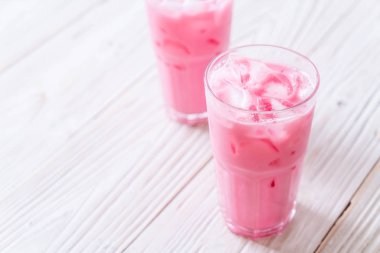 pembe çilek milkshake ahşap üzerine