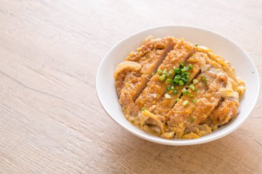 Kızarmış domuz pirzolası kasesi (Katsudon) - Japon yemek tarzı