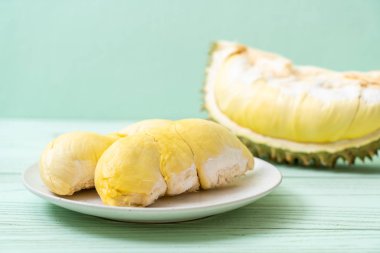 Ahşap zemin üzerinde taze Durian meyvesi