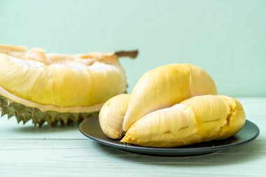 Ahşap zemin üzerinde taze Durian meyvesi