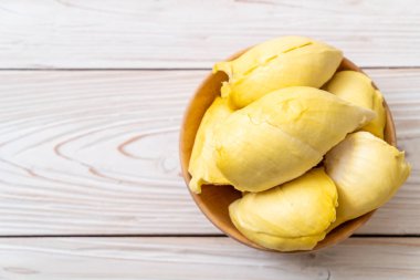 Ahşap zemin üzerinde taze Durian meyvesi