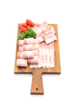 Dilimlenmiş domuz pastırması beyaz arka planda izole edilmiş.