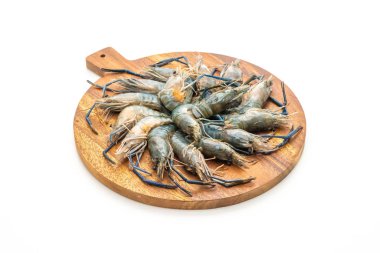 Beyaz arka plan üzerinde izole kesme tahtası üzerinde taze mavi karides