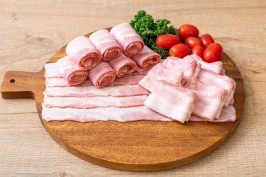 Ahşap tahta üzerinde çiğ domuz pastırma dilimlenmiş
