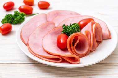 tabağa dilimlenmiş jambon füme