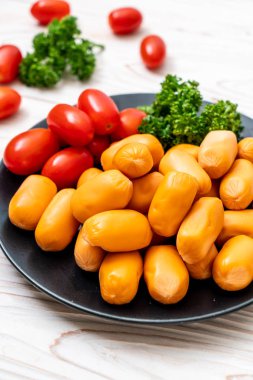 domuz eti kokteyl sosisi plaka üzerinde