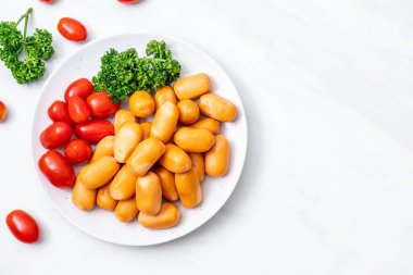 domuz eti kokteyl sosisi plaka üzerinde