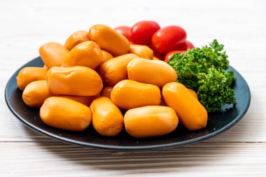 domuz eti kokteyl sosisi plaka üzerinde