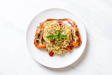 ızgara karides ve domates - İtalyan Füzyon gıda tarzı ile tavada kızartılmış spagetti