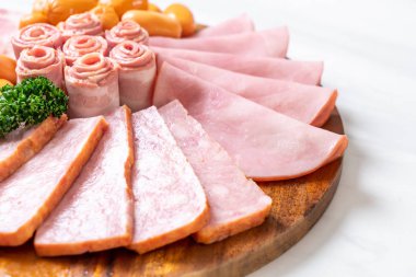 pastırma, sosis, jambon füme ve barbekü pastırma ahşap tahta üzerinde