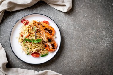 ızgara karides ve domates - İtalyan Füzyon gıda tarzı ile tavada kızartılmış spagetti