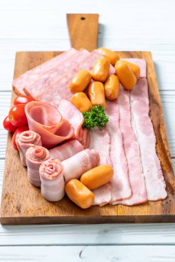 pastırma, sosis, jambon füme ve barbekü pastırma ahşap tahta üzerinde