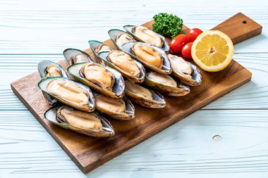 malzemelerle ahşap tahta üzerinde taze midye