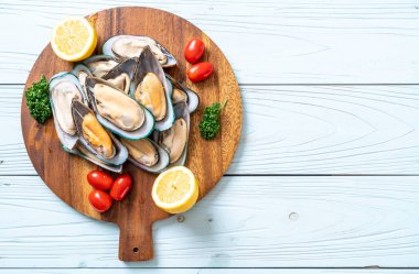 malzemelerle ahşap tahta üzerinde taze midye