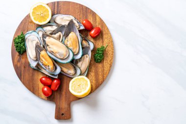 malzemelerle ahşap tahta üzerinde taze midye