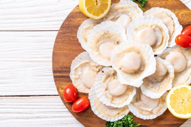 Ahşap tahta üzerinde taze kabuk tarak