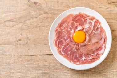 taze dilimlenmiş domuz ham yumurta pişirme veya shabu shabu ve sukiyaki yapma ile