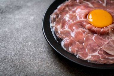 taze dilimlenmiş domuz ham yumurta pişirme veya shabu shabu ve sukiyaki yapma ile