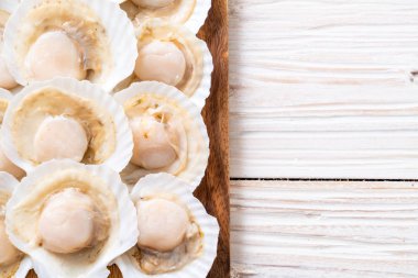 Ahşap tahta üzerinde taze kabuk tarak