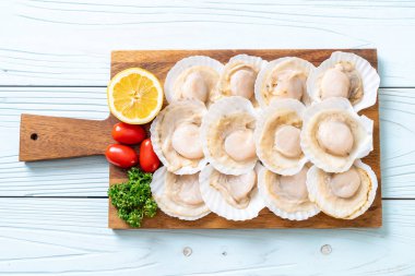 Ahşap tahta üzerinde taze kabuk tarak