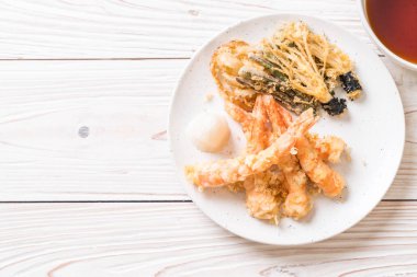 karides tempura (hırpalanmış kızarmış karides) sebze - Japon gıda tarzı