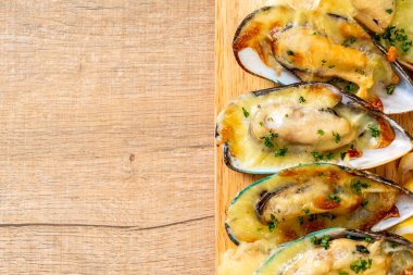 Peynirli taze midye.