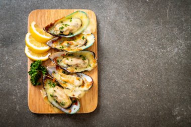 Peynirli taze midye.