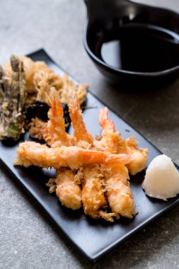 karides tempura (hırpalanmış kızarmış karides) sebze - Japon gıda tarzı