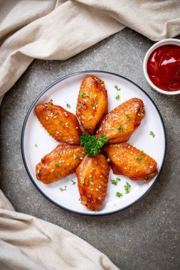 Beyaz susamlı ızgara tavuk kanadı.