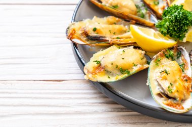 Peynirli taze midye.