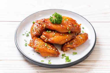 Beyaz susamlı ızgara tavuk kanadı.