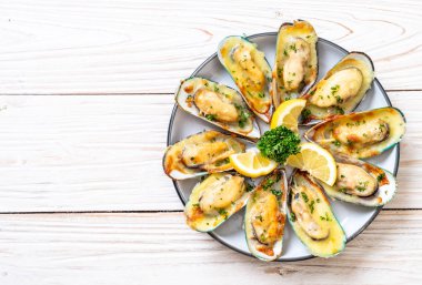 Peynirli taze midye.