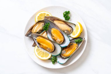 deniz ürünleri midye maydanoz ve limon ile