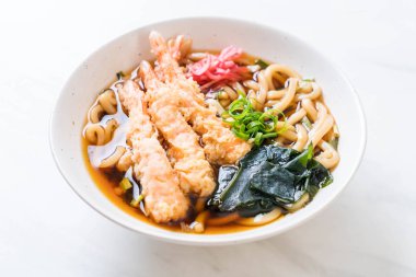 Japon usulü karidesli ramen eriştesi.