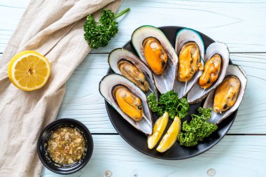 deniz ürünleri midye maydanoz ve limon ile