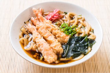 Japon usulü karidesli ramen eriştesi.
