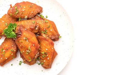 pişmiş Barbekü tavuk kanadı ile Beyaz Susam beyaz arka plan üzerinde izole