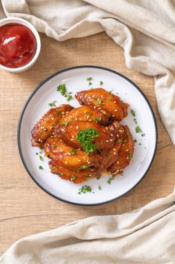 Beyaz susamlı ızgara tavuk kanadı.