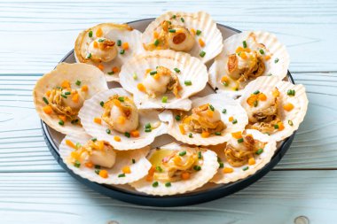 Kızarmış deniz tarağı, tereyağı ve sarımsak.