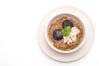 Yengeç beyaz arka plan üzerinde izole kase kırmızı et suyu çorbası kızarmış balık Maw