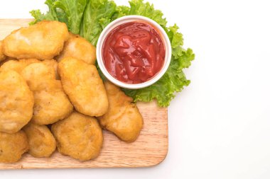 Beyaz arka plan üzerinde izole soslu tavuk nuggets