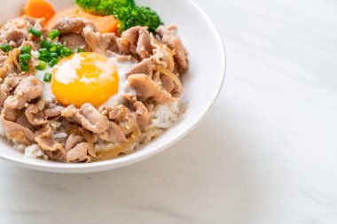 Donburi, domuz eti Pilav kasesi onsen yumurta ve sebze - Japon gıda tarzı